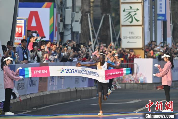 2024重庆马拉松男女选手双双打破赛会纪录：男子