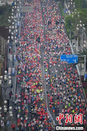 2024重庆马拉松男女选手双双打破赛会纪录：男子