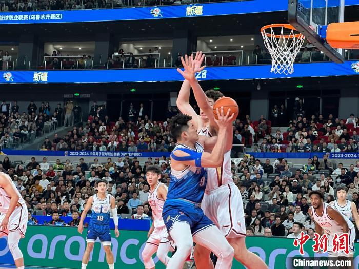 新疆男篮首阶段收官8胜2负位居次席，防守稳健与