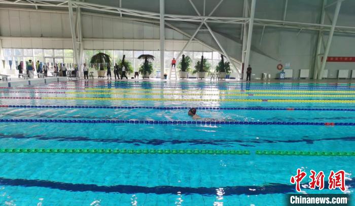 山西80后残疾人庞鑫重拾游泳 首次参赛展现竞技