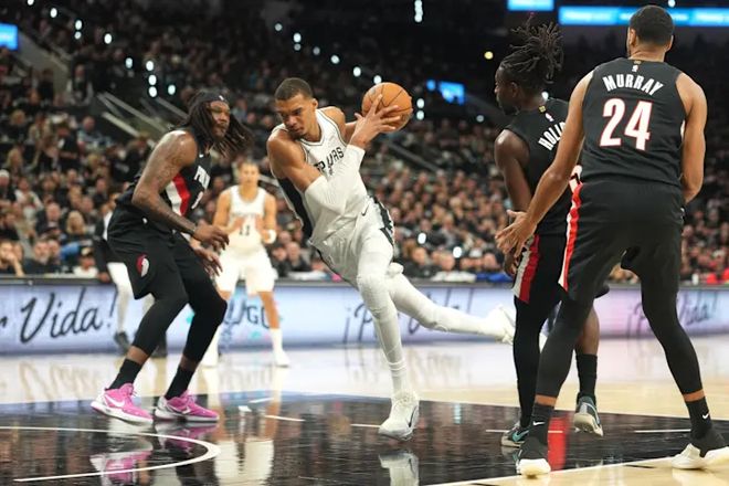 文班亚马伤退马刺惜败开拓者