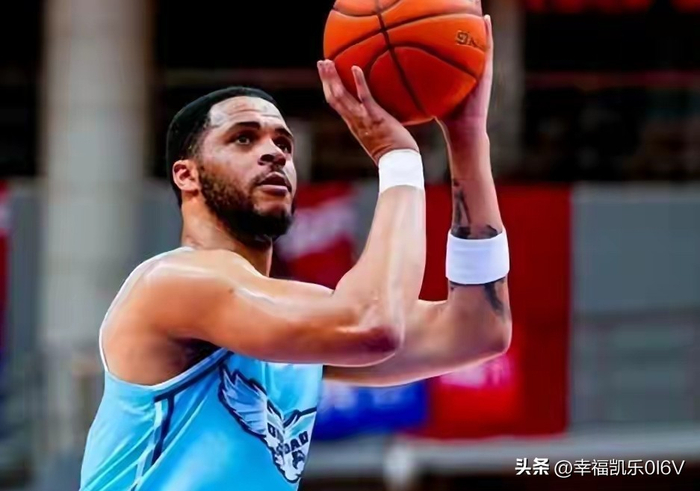 青岛男篮遭双杀：17分惨败+核心外援伤退，排名